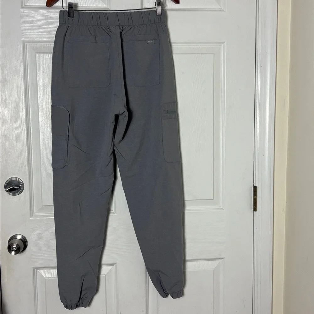 FIGS Men's Gray 21‑Pocket Cargo Scrub Pants Size Small Button Front pull on